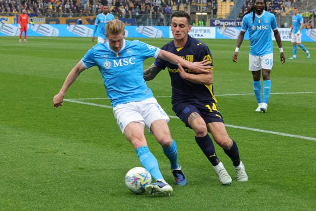 Parma Calcio 1913 v SSC Napoli - Serie A Kevin De Bruyne of SSC Napoli competes for the ball with Emanuele Valeri of Parma AC during the Parma Calcio vs SSC Napoli, 32nd Serie A Enilive 2025-26 game at New Balance Arena in Parma, Italy, on April 12, 2026. Parma Italy  Copyright: xDavidexCasentinix originalFilename:casentini-parmacal260412_np4md.jpg