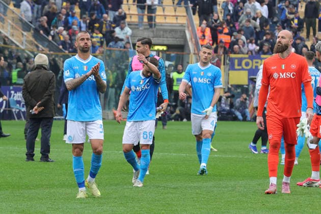 Parma Calcio 1913 v SSC Napoli - Serie A Napoli players applaud the fans following the final whistle during the Serie A match between Parma Calcio and SSC Napoli at New Balance Arena in Parma, Italy, on April 12, 2026. Parma Italy  Copyright: xDavidexCasentinix originalFilename:casentini-parmacal260412_nphht.jpg