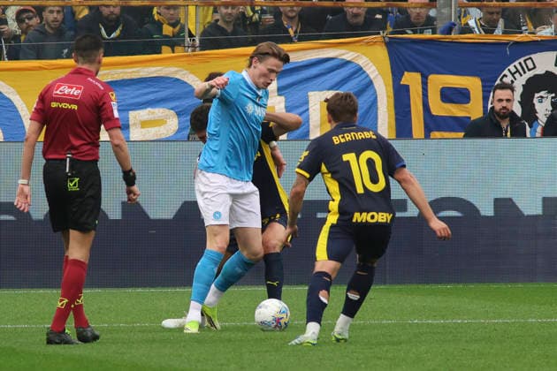 Parma Calcio 1913 v SSC Napoli - Serie A Scott McTominay of SSC Napoli battles for the ball during the Serie A match between Parma Calcio and SSC Napoli at New Balance Arena in Parma, Italy, on April 12, 2026. Parma Italy  Copyright: xDavidexCasentinix originalFilename:casentini-parmacal260412_npjfV.jpg