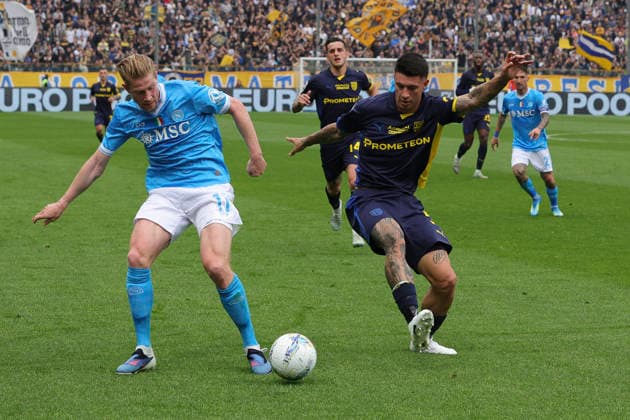 Parma Calcio 1913 v SSC Napoli - Serie A Scott McTominay of SSC Napoli battles for the ball with Lautaro Valenti of Parma AC during the Parma Calcio vs SSC Napoli, 32nd Serie A Enilive 2025-26 game at New Balance Arena in Parma, Italy, on April 12, 2026. Parma Italy  Copyright: xDavidexCasentinix originalFilename:casentini-parmacal260412_npH4f.jpg