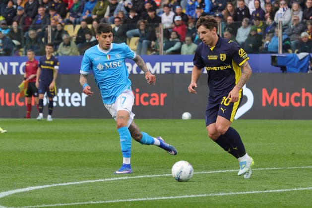 Parma Calcio 1913 v SSC Napoli - Serie A Adrian Bernabe of Parma AC competes for the ball with Mathias Olivera of SSC Napoli during the Serie A match between Parma Calcio and SSC Napoli at New Balance Arena in Parma, Italy, on April 12, 2026. Parma Italy  Copyright: xDavidexCasentinix originalFilename:casentini-parmacal260412_npofX.jpg