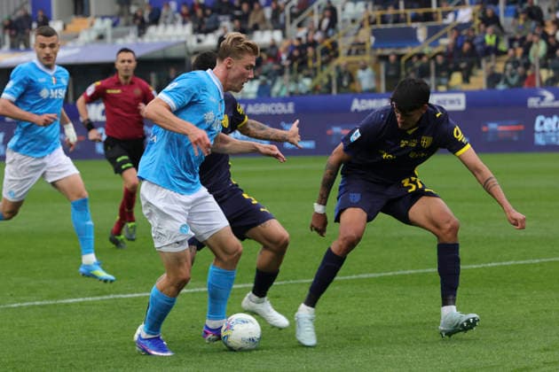 Parma Calcio 1913 v SSC Napoli - Serie A Rasmus Hojlund of SSC Napoli competes for the ball with Mariano Troilo of Parma AC during the Serie A match between Parma Calcio and SSC Napoli at New Balance Arena in Parma, Italy, on April 12, 2026. Parma Italy  Copyright: xDavidexCasentinix originalFilename:casentini-parmacal260412_npr2C.jpg