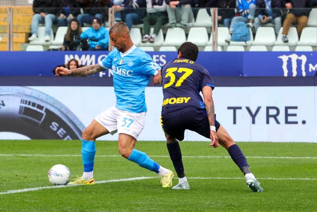 Parma Calcio 1913 v SSC Napoli - Serie A Leonardo Spinazzola of SSC Napoli competes for the ball with Mariano Troilo of Parma AC during the Parma Calcio vs SSC Napoli, 32nd Serie A Enilive 2025-26 game at New Balance Arena in Parma, Italy, on April 12, 2026. Parma Italy  Copyright: xDavidexCasentinix originalFilename:casentini-parmacal260412_npVCc.jpg