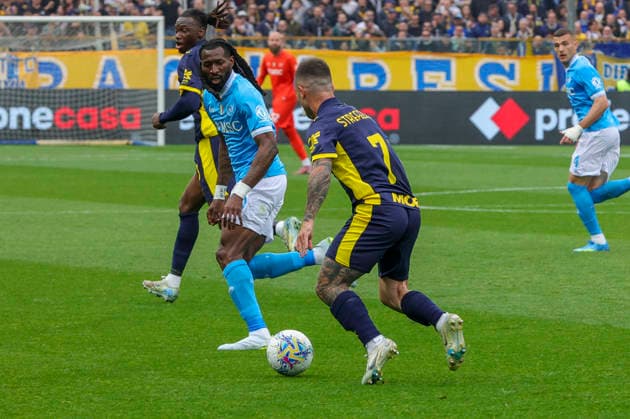Parma Calcio 1913 v SSC Napoli - Serie A Gabriel Strefezza of Parma AC competes for the ball with Andre-Frank Zambo Anguissa of SSC Napoli during the Serie A match between Parma Calcio and SSC Napoli at New Balance Arena in Parma, Italy, on April 12, 2026. Parma Italy  Copyright: xDavidexCasentinix originalFilename:casentini-parmacal260412_npY9k.jpg
