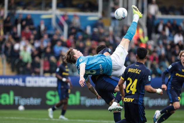 Parma Calcio 1913 v SSC Napoli - Serie A Scott McTominay of SSC Napoli performs a bicycle kick during the Serie A football match between Parma Calcio 1913 and SSC Napoli at Ennio Tardini Stadium in Parma, Italy, on April 12, 2026. Parma Italy  Copyright: xEmanuelexComincinix originalFilename:comincini-parmacal260412_np8x7.jpg