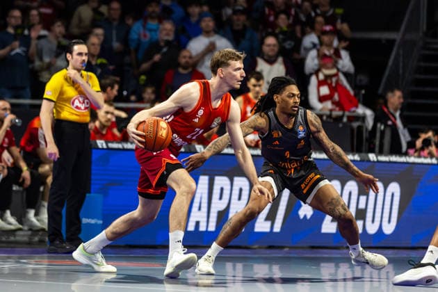 GER, easy Credit Basketball Bundesliga, FC Bayern München Basketball Niners Chemnitz 12 04 2026, BMW Park, Munich, GER, easy Credit Basketball Bundesliga, FC Bayern München Basketball Niners Chemnitz Justus Hollatz FC Bayern München Basketball 21 , Nike Sibande Niners Chemnitz, 2 Foto Alexander Trienitz München BMW Park Bayern Deutschland
