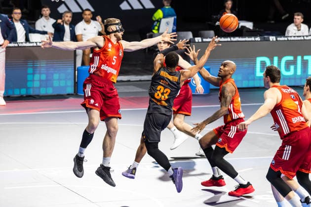 GER, easy Credit Basketball Bundesliga, FC Bayern München Basketball Niners Chemnitz 12 04 2026, BMW Park, Munich, GER, easy Credit Basketball Bundesliga, FC Bayern München Basketball Niners Chemnitz Eric Washington Niners Chemnitz, 33 , Niels Giffey FC Bayern München Basketball 5 Foto Alexander Trienitz München BMW Park Bayern Deutschland