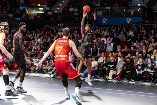 GER, easy Credit Basketball Bundesliga, FC Bayern München Basketball Niners Chemnitz 12 04 2026, BMW Park, Munich, GER, easy Credit Basketball Bundesliga, FC Bayern München Basketball Niners Chemnitz Kostja Mushidi Niners Chemnitz, 11 , Johannes Voigtmann FC Bayern München Basketball 7 Foto Alexander Trienitz München BMW Park Bayern Deutschland