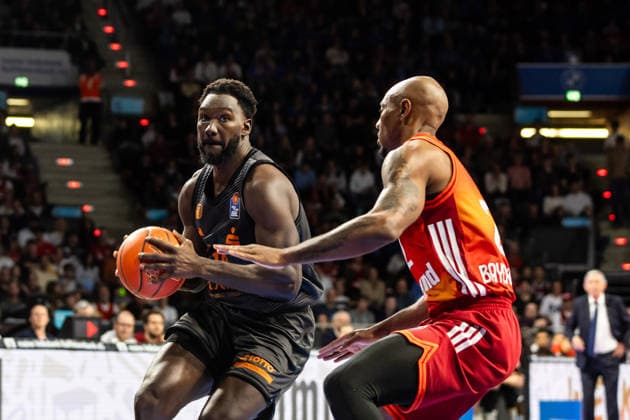 GER, easy Credit Basketball Bundesliga, FC Bayern München Basketball Niners Chemnitz 12 04 2026, BMW Park, Munich, GER, easy Credit Basketball Bundesliga, FC Bayern München Basketball Niners Chemnitz Amadou Sow Niners Chemnitz, 12 , Isiaha Mike FC Bayern München Basketball 22 Foto Alexander Trienitz München BMW Park Bayern Deutschland