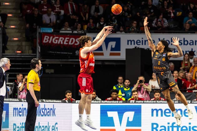 GER, easy Credit Basketball Bundesliga, FC Bayern München Basketball Niners Chemnitz 12 04 2026, BMW Park, Munich, GER, easy Credit Basketball Bundesliga, FC Bayern München Basketball Niners Chemnitz Justinian Jessup FC Bayern München Basketball 10 , Nike Sibande Niners Chemnitz, 2 Foto Alexander Trienitz München BMW Park Bayern Deutschland
