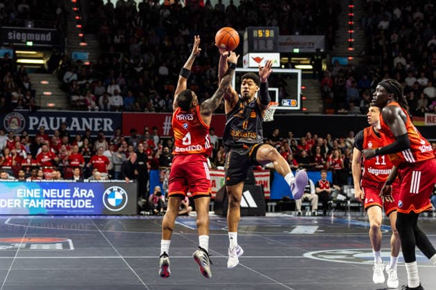 GER, easy Credit Basketball Bundesliga, FC Bayern München Basketball Niners Chemnitz 12 04 2026, BMW Park, Munich, GER, easy Credit Basketball Bundesliga, FC Bayern München Basketball Niners Chemnitz Kostja Mushidi Niners Chemnitz, 11 , Xavier Rathan Mayes FC Bayern München Basketball 4 Foto Alexander Trienitz München BMW Park Bayern Deutschland