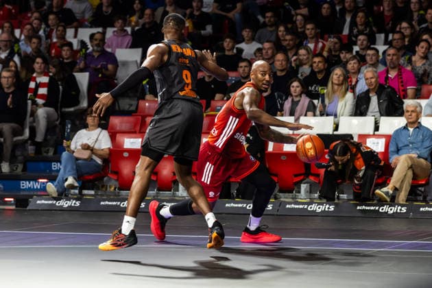 GER, easy Credit Basketball Bundesliga, FC Bayern München Basketball Niners Chemnitz 12 04 2026, BMW Park, Munich, GER, easy Credit Basketball Bundesliga, FC Bayern München Basketball Niners Chemnitz Isiaha Mike FC Bayern München Basketball 22 , John Edward Newman III Niners Chemnitz, 9 Foto Alexander Trienitz München BMW Park Bayern Deutschland