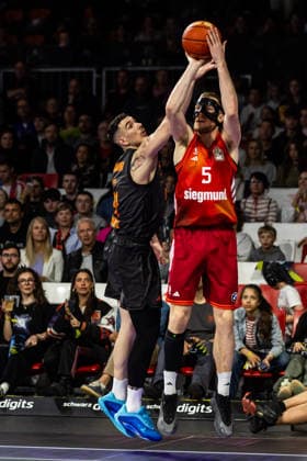 GER, easy Credit Basketball Bundesliga, FC Bayern München Basketball Niners Chemnitz 12 04 2026, BMW Park, Munich, GER, easy Credit Basketball Bundesliga, FC Bayern München Basketball Niners Chemnitz Niels Giffey FC Bayern München Basketball 5 , Yordan Minchev Niners Chemnitz, 91 Photo Alexander Trienitz Munich BMW Park Bayern Germany