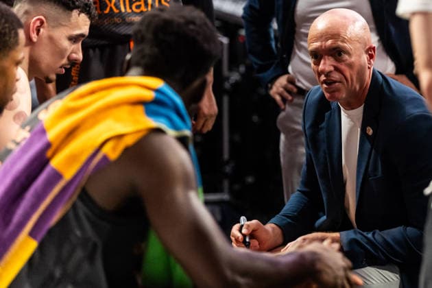 GER, easy Credit Basketball Bundesliga, FC Bayern München Basketball Niners Chemnitz 12 04 2026, BMW Park, Munich, GER, easy Credit Basketball Bundesliga, FC Bayern München Basketball Niners Chemnitz Rodrigo Pastore Head Coach , Niners Chemnitz talks to his players Photo Alexander Trienitz Munich BMW Park Bayern Germany