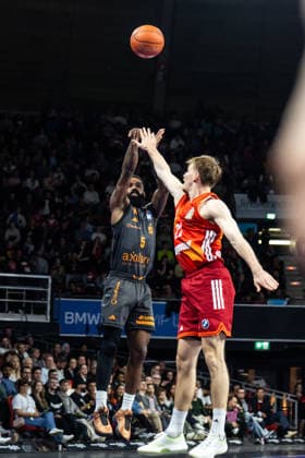 GER, easy Credit Basketball Bundesliga, FC Bayern München Basketball Niners Chemnitz 12 04 2026, BMW Park, Munich, GER, easy Credit Basketball Bundesliga, FC Bayern München Basketball Niners Chemnitz Corey Davis Jr Niners Chemnitz, 5 , Justus Hollatz FC Bayern München Basketball 21 Foto Alexander Trienitz München BMW Park Bayern Deutschland