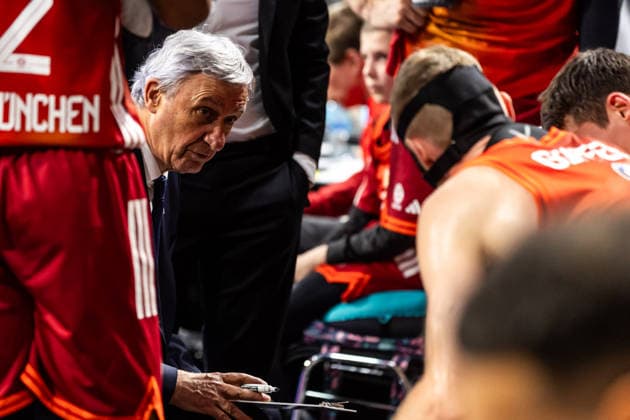 GER, easy Credit Basketball Bundesliga, FC Bayern München Basketball Niners Chemnitz 12 04 2026, BMW Park, Munich, GER, easy Credit Basketball Bundesliga, FC Bayern München Basketball Niners Chemnitz Svetislav Pesic Head Coach FC Bayern München Basketball talks to his players Photo Alexander Trienitz Munich BMW Park Bayern Germany