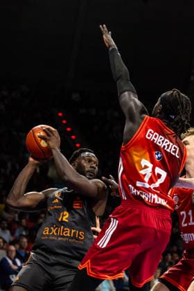 GER, easy Credit Basketball Bundesliga, FC Bayern München Basketball Niners Chemnitz 12 04 2026, BMW Park, Munich, GER, easy Credit Basketball Bundesliga, FC Bayern München Basketball Niners Chemnitz Amadou Sow Niners Chemnitz, 12 , Wenyen Gabriel FC Bayern München Basketball 32 Foto Alexander Trienitz München BMW Park Bayern Deutschland