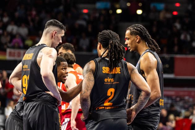 GER, easy Credit Basketball Bundesliga, FC Bayern München Basketball Niners Chemnitz 12 04 2026, BMW Park, Munich, GER, easy Credit Basketball Bundesliga, FC Bayern München Basketball Niners Chemnitz Eric Washington Niners Chemnitz, 33 talks to Yordan Minchev Niners Chemnitz, 91 , Nike Sibande Niners Chemnitz, 2 and Kevin Yebo Niners Chemnitz, 0 Photo Alexander Trienitz Munich BMW Park Bayern Germany