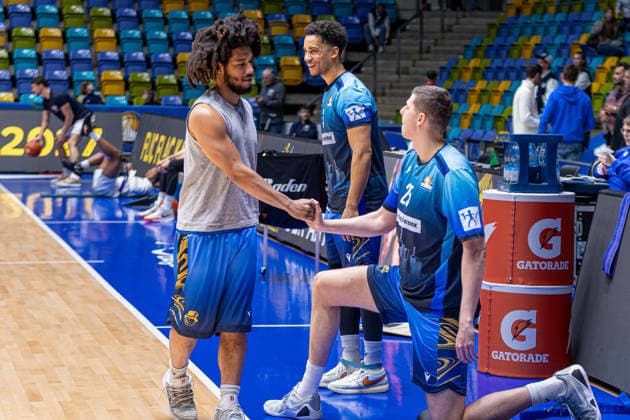 Basketball Bundesliga BBL, Frankfurt Skyliners vs MLP Academics Heidelberg, Süwag Energie Arena Frankfurt am Main 12 04 2026 Basketball Bundesliga BBL, Frankfurt am Main, Germany 12 04 2026 Tyger Campbell Frankfurt Skyliners, 00 welcomes Jacob Knauf Frankfurt Skyliners, 25 , Basketball Bundesliga BBL, Match of Frankfurt Skyliners vs MLP Academics Heidelberg, Süwag Energie Arena Frankfurt am Main Copyright: xBEAUTIFULxSPORTS Freudensteinx
