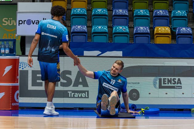 Basketball Bundesliga BBL, Frankfurt Skyliners vs MLP Academics Heidelberg, Süwag Energie Arena Frankfurt am Main 12 04 2026 Basketball Bundesliga BBL, Frankfurt am Main, Germany 12 04 2026 Jamie Edoka Frankfurt Skyliners, 5 welcomes Till Pape Frankfurt Skyliners, 19 , Basketball Bundesliga BBL, Match of Frankfurt Skyliners vs MLP Academics Heidelberg, Süwag Energie Arena Frankfurt am Main Copyright: xBEAUTIFULxSPORTS Freudensteinx