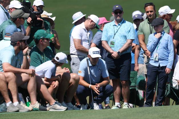 Golf - Masters Tournament round 4 Kristoffer Reitan of Norway checks his ball in the gallery on the second green in Round 4 of the 2026 Masters tournament in Augusta, Georgia, USA, 12 April 2026. AUGUSTA GEORGIA United States  Copyright: xCHRISxTORRESx