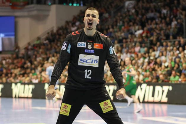 12 04 2026, xgox, Handball Daikin HBL SC Magdeburg HC Erlangen emspor, v l Matej Mandic Magdeburg, 12 cheers over held ball, defended, held, Torhueter Magdeburg