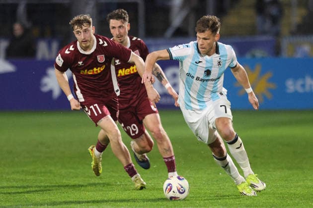 7 Florian Niederlechner (1860) gegen 11 Noel Eichinger, 29 Adrian Fein (Regensburg) Aktion, Zweikampf, Fussball 3. Liga TSV 1860 München - SSV Jahn Regensburg Grünwalderstadion 12.04.2026 FOTO: Mladen Lackovic LakoPress *** 7 Florian Niederlechner 1860 vs 11 Noel Eichinger, 29 Adrian Fein Regensburg Action, duel, Football 3 Liga TSV 1860 München SSV Jahn Regensburg Grünwalderstadion 12 04 2026 PHOTO Mladen Lackovic LakoPress