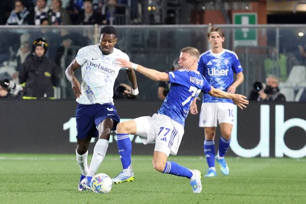 Inter Milan s Marcus Thuram and Como™s Ignace Van Der Brempt during the Serie A soccer match between Como and Inter at the Giuseppe Sinigaglia stadium in Como, north Italy - April 12, 2026 - Soccer.  Copyright: xAntonioxSaiai LaPressex