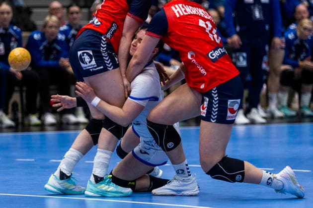 Handball, EHF EURO Cup Norway Slovakia Kristiansand 20260412 Slovakias Diana Maria Vargova in a duel with Selma Helen Henriksen in the womens EHF Euro Cup handball match between Norway and Slovakia at Aquarama in Kristiansand The photo was commissioned by the Norwegian Handball Federation Photo Trond R Teigen NTB Photo Trond R Teigen NTB Kristiansand Norway EDITORIAL USE ONLY RESTRICTED USE FOR BETTING COMPANIES  Copyright: xTrondxR.xTeigenx xNTBx