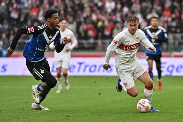 STUTTGART, GERMANY - 12. APRIL: tackle between Warmed OMARI (Hamburger SV 17) und Maximilian MITTELSTÄDT (VfB Stuttgart 7) during the Bundesliga Match between VfB Stuttgart vs. Hamburger SV on Matchday 29 at MHP Arena DFL REGULATIONS PROHIBIT ANY USE OF PHOTOGRAPHS AS IMAGE SEQUENCES AND OR QUASI-VIDEO Copyright: xBEAUTIFULxSPORTS Goldbergx