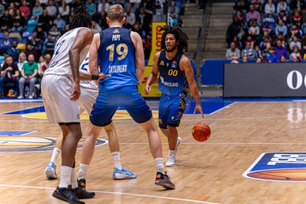 Basketball Bundesliga BBL, Frankfurt Skyliners vs MLP Academics Heidelberg, Süwag Energie Arena Frankfurt am Main 12 04 2026 Basketball Bundesliga BBL, Frankfurt am Main, Germany 12 04 2026 Tyger Campbell Frankfurt Skyliners, 00 am Ball, Basketball Bundesliga BBL, Match of Frankfurt Skyliners vs MLP Academics Heidelberg, Süwag Energie Arena Frankfurt am Main Copyright: xBEAUTIFULxSPORTS Freudensteinx