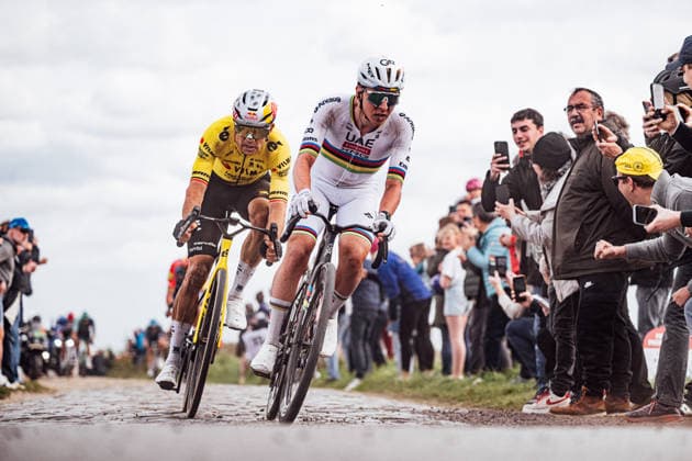 2026 Paris Roubaix Picture by Zac Williams SWpix.com - 12 04 2026 - Cycling - 2026 Paris Roubaix - Tadej Pogacar, UAE Team Emirates XRG, Wout Van Aert, Visma Lease a Bike. Copyright: x xSWpix.comx(t axPhotographyxHubxLtd)xZacxWilliams SWpix.comx SWP-2645