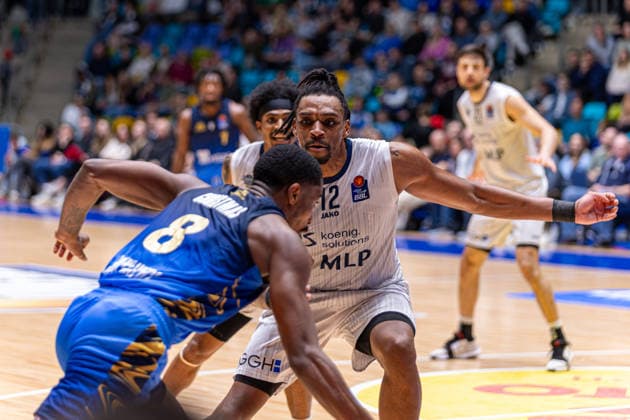 Basketball Bundesliga BBL, Frankfurt Skyliners vs MLP Academics Heidelberg, Süwag Energie Arena Frankfurt am Main 12 04 2026 Basketball Bundesliga BBL, Frankfurt am Main, Germany 12 04 2026 William Christmas Frankfurt Skyliners, 8 vs Osun Osunniyi MLP Academics Heidelberg, 12 , Basketball Bundesliga BBL, Match of Frankfurt Skyliners vs MLP Academics Heidelberg, Süwag Energie Arena Frankfurt am Main Copyright: xBEAUTIFULxSPORTS Freudensteinx
