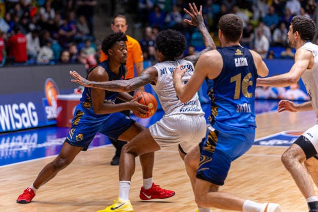 Basketball Bundesliga BBL, Frankfurt Skyliners vs MLP Academics Heidelberg, Süwag Energie Arena Frankfurt am Main 12 04 2026 Basketball Bundesliga BBL, Frankfurt am Main, Germany 12 04 2026 Nahiem Alleyne Frankfurt Skyliners, 4 on the ball against Michael Weathers MLP Academics Heidelberg, 20 , behind Radii Caisin Frankfurt Skyliners, 16 , Basketball Bundesliga BBL, Game of Frankfurt Skyliners vs MLP Academics Heidelberg, Süwag Energie Arena Frankfurt am Main Copyright: xBEAUTIFULxSPORTS Freudensteinx