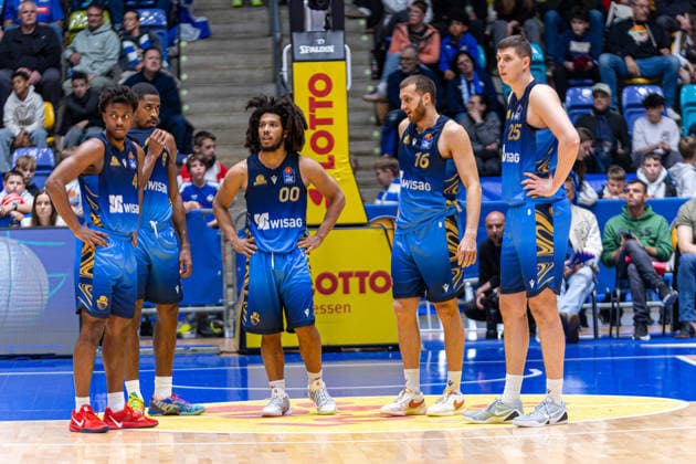 Basketball Bundesliga BBL, Frankfurt Skyliners vs MLP Academics Heidelberg, Süwag Energie Arena Frankfurt am Main 12 04 2026 Basketball Bundesliga BBL, Frankfurt am Main, Germany 12 04 2026 The Frankfurt Skyliners team during a review of the referees, Basketball Bundesliga BBL, Match of Frankfurt Skyliners vs MLP Academics Heidelberg, Süwag Energie Arena Frankfurt am Main Copyright: xBEAUTIFULxSPORTS Freudensteinx