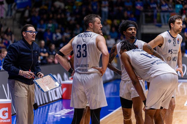 Basketball Bundesliga BBL, Frankfurt Skyliners vs MLP Academics Heidelberg, Süwag Energie Arena Frankfurt am Main 12 04 2026 Basketball Bundesliga BBL, Frankfurt am Main, Germany 12 04 2026 The MLP Academics Heidelberg with Carlo Finetti MLP Academics Heidelberg, Headcoach during a timeout, Basketball Bundesliga BBL, Match of Frankfurt Skyliners vs MLP Academics Heidelberg, Süwag Energie Arena Frankfurt am Main Copyright: xBEAUTIFULxSPORTS Freudensteinx