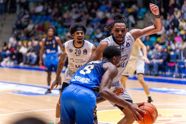 Basketball Bundesliga BBL, Frankfurt Skyliners vs MLP Academics Heidelberg, Süwag Energie Arena Frankfurt am Main 12 04 2026 Basketball Bundesliga BBL, Frankfurt am Main, Germany 12 04 2026 William Christmas Frankfurt Skyliners, 8 on the ball against Osun Osunniyi MLP Academics Heidelberg, 12 , Basketball Bundesliga BBL, Match of Frankfurt Skyliners vs MLP Academics Heidelberg, Süwag Energie Arena Frankfurt am Main Copyright: xBEAUTIFULxSPORTS Freudensteinx