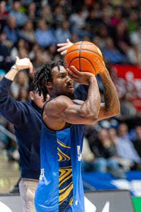 Basketball Bundesliga BBL, Frankfurt Skyliners vs MLP Academics Heidelberg, Süwag Energie Arena Frankfurt am Main 12 04 2026 Basketball Bundesliga BBL, Frankfurt am Main, Germany 12 04 2026 Isaiah Swope Frankfurt Skyliners, 1 throwing the ball, Basketball Bundesliga BBL, Game of Frankfurt Skyliners vs MLP Academics Heidelberg, Süwag Energie Arena Frankfurt am Main Copyright: xBEAUTIFULxSPORTS Freudensteinx