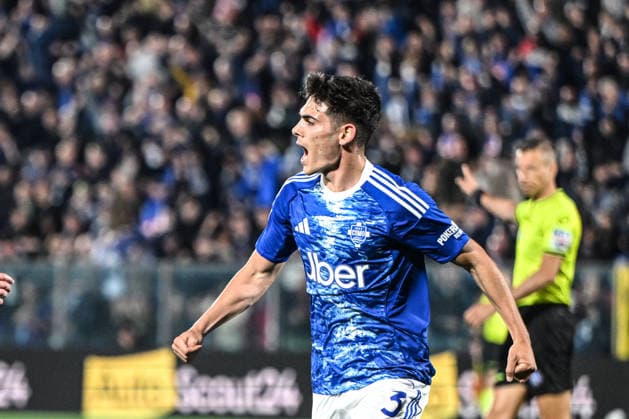 Alex Valle of Calcio Como celebrating after a goal during the Italian Serie A football match between Calcio Como and Inter FC on 12 of Avril 2026 at the Giuseppe Senigallia stadium in Como, Italy  Copyright: xTizianoxBallabio IPAxSportx xipa-agency.netx xx IPA_73924313 IPA_Agency_IPA73924313