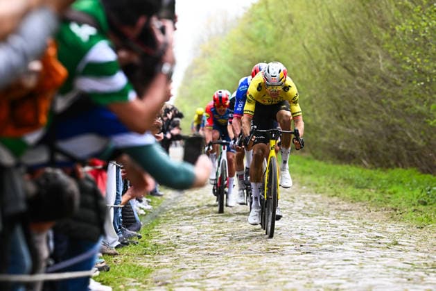 2026 Paris-Roubaix Hauts-de-France Picture by Olly Hassell SWpix.com - 12 04 2026 - Cycling - 2026 Paris-Roubaix Hauts-de-France - Wout van Aert (Team Visma Lease a Bike) leads the front group on Sector 19 TrouÃ e d Arenberg Copyright: x xSWpix.comx(t axPhotographyxHubxLtd)xOllyxHassell SWpix.comx SWP-3030-12639