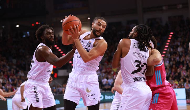 Kaza Kajami Keanue Braunschweig on the ball between Oluwasimisola Shittu Braunschweig, L and Chip Flanigan Braunschweig , Bonn, Germany, 12 04 2026, Basketball Bundesliga, Matchday 29, Telekom Baskets Bonn vs Basketball Löwen Braunschweig