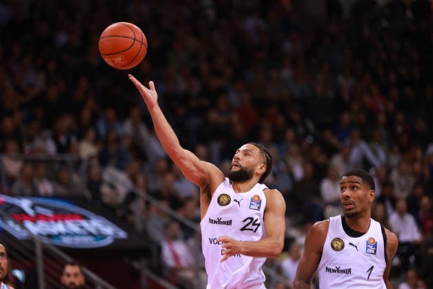 Kaza Kajami Keanue Braunschweig on the ball next to David N Guessan Braunschweig , Bonn, Germany, 12 04 2026, Basketball Bundesliga, Matchday 29, Telekom Baskets Bonn vs Basketball Löwen Braunschweig