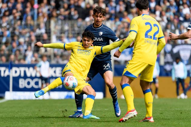 Johan Gomez Eintracht Braunschweig and Cajetan Lenz VfL Bochum battle for the ball during the 2 Bundesliga match between VfL Bochum and Eintracht Braunschweig, Vonovia Ruhrstadion on April 12, 2026 in Bochum, Germany, Germany Photo by Max Maiwald DeFodi Images Johan Gomez Eintracht Braunschweig and Cajetan Lenz VfL Bochum battle for the ball during the 2 Bundesliga match between VfL Bochum and Eintracht Braunschweig at Vonovia Ruhrstadion on April 12, 2026 in Bochum, Germany Photo by Max Maiwald DeFodi Images Photo by Max Maiwald DeFodi Images