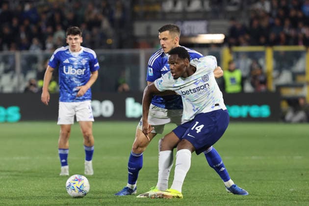 Como™s Marc-Oliver Kempf and Inter Milan s Ange-Yoan Bonny during the Serie A soccer match between Como and Inter at the Giuseppe Sinigaglia stadium in Como, north Italy - April 12, 2026 - Soccer.  Copyright: xAntonioxSaiai LaPressex