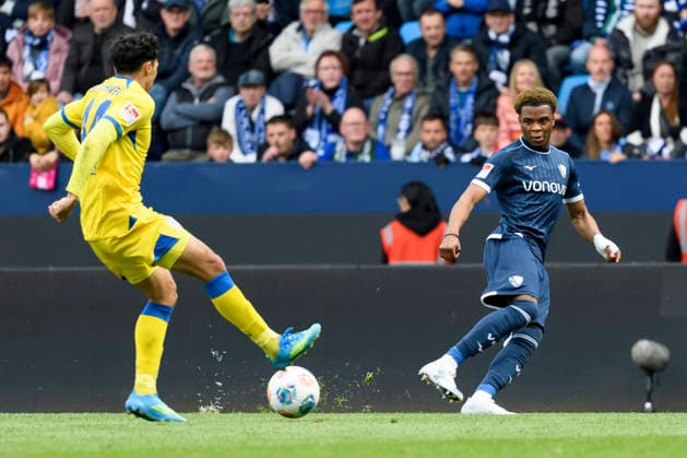 Johan Gomez Eintracht Braunschweig and Farid Alfa Ruprecht VfL Bochum battle for the ball during the 2 Bundesliga match between VfL Bochum and Eintracht Braunschweig, Vonovia Ruhrstadion on April 12, 2026 in Bochum, Germany, Germany Photo by Max Maiwald DeFodi Images Johan Gomez Eintracht Braunschweig and Farid Alfa Ruprecht VfL Bochum battle for the ball during the 2 Bundesliga match between VfL Bochum and Eintracht Braunschweig at Vonovia Ruhrstadion on April 12, 2026 in Bochum, Germany Photo by Max Maiwald DeFodi Images Photo by Max Maiwald DeFodi Images