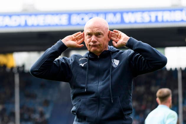 Coach Uwe Roesler VfL Bochum gestures to the fans during the 2 Bundesliga match between VfL Bochum and Eintracht Braunschweig, Vonovia Ruhrstadion on April 12, 2026 in Bochum, Germany, Germany Photo by Max Maiwald DeFodi Images Coach Uwe Roesler VfL Bochum gestures during the 2 Bundesliga match between VfL Bochum and Eintracht Braunschweig at Vonovia Ruhrstadion on April 12, 2026 in Bochum, Germany Photo by Max Maiwald DeFodi Images Photo by Max Maiwald DeFodi Images