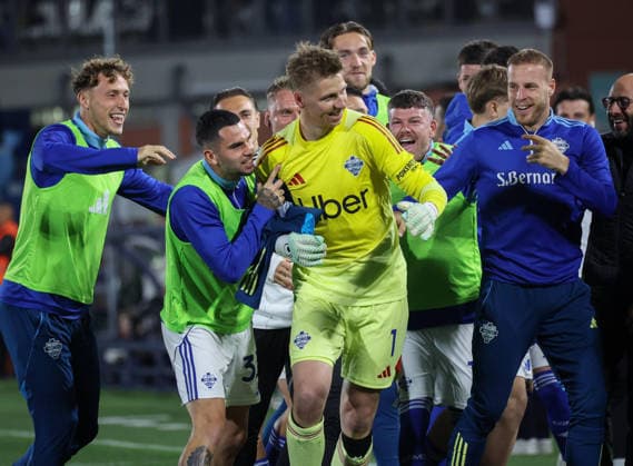 April 12, 2026, Como: Como 1907 s players celebrate Como 1907 s goalkeeper Jean Butez after the assist for the goal scored by Como 1907 s mildfielder Nico Paz during the Italian Serie A soccer match between Como 1907 and FC Inter at Giuseppe Sinigaglia stadium in Como, Italy 12 April 2026. ANSA ROBERTO BREGANI. Serie A: Como 1907 - FC Inter  - ZUMAa110 20260412_zaf_a110_034 Copyright: xRobertoxBreganix