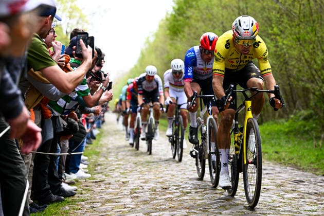 2026 Paris-Roubaix Hauts-de-France Picture by Olly Hassell SWpix.com - 12 04 2026 - Cycling - 2026 Paris-Roubaix Hauts-de-France - Wout van Aert (Team Visma Lease a Bike) leads the front group on Sector 19 TrouÃ e d Arenberg Copyright: x xSWpix.comx(t axPhotographyxHubxLtd)xOllyxHassell SWpix.comx SWP-3030
