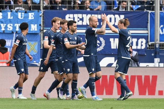 Cheers Noah Loosli VfL Bochum , Philipp Hofmann VfL Bochum , Gerrit Holtmann VfL Bochum , Oliver Olsen VfL Bochum , Mats Pannewig VfL Bochum , v re 12 04 2026, Soccer 2 Bundesliga, Season 2025 2026, 29 Matchday, VfL Bochum Eintracht Braunschweig 4 1 DFL regulations prohibit any use of photographs as image sequences and or quasi video Bochum Vonovia Ruhrstadion Nordrhein Westfalen Germany Team2