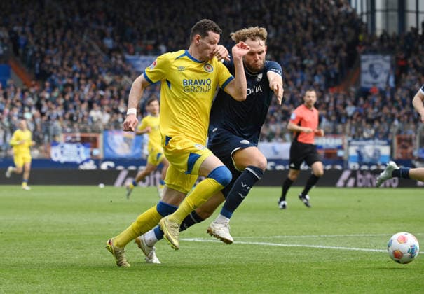 Erencan Yardimci Eintracht Braunschweig , Philipp Strompf VfL Bochum , v li 12 04 2026, Fußball 2 Bundesliga, Saison 2025 2026, 29 Spieltag, VfL Bochum Eintracht Braunschweig 4 1 DFL regulations prohibit any use of photographs as image sequences and or quasi video Bochum Vonovia Ruhrstadion Nordrhein Westfalen Germany Team2